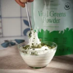 Vital Greens italpor, Spirulina, spenót, matcha, búzafű és még négy növény egy pohárban.
